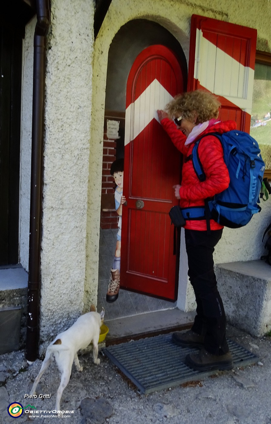 75 E siamo alla Capanna Ghislandi al Passo del Fo.JPG -                                